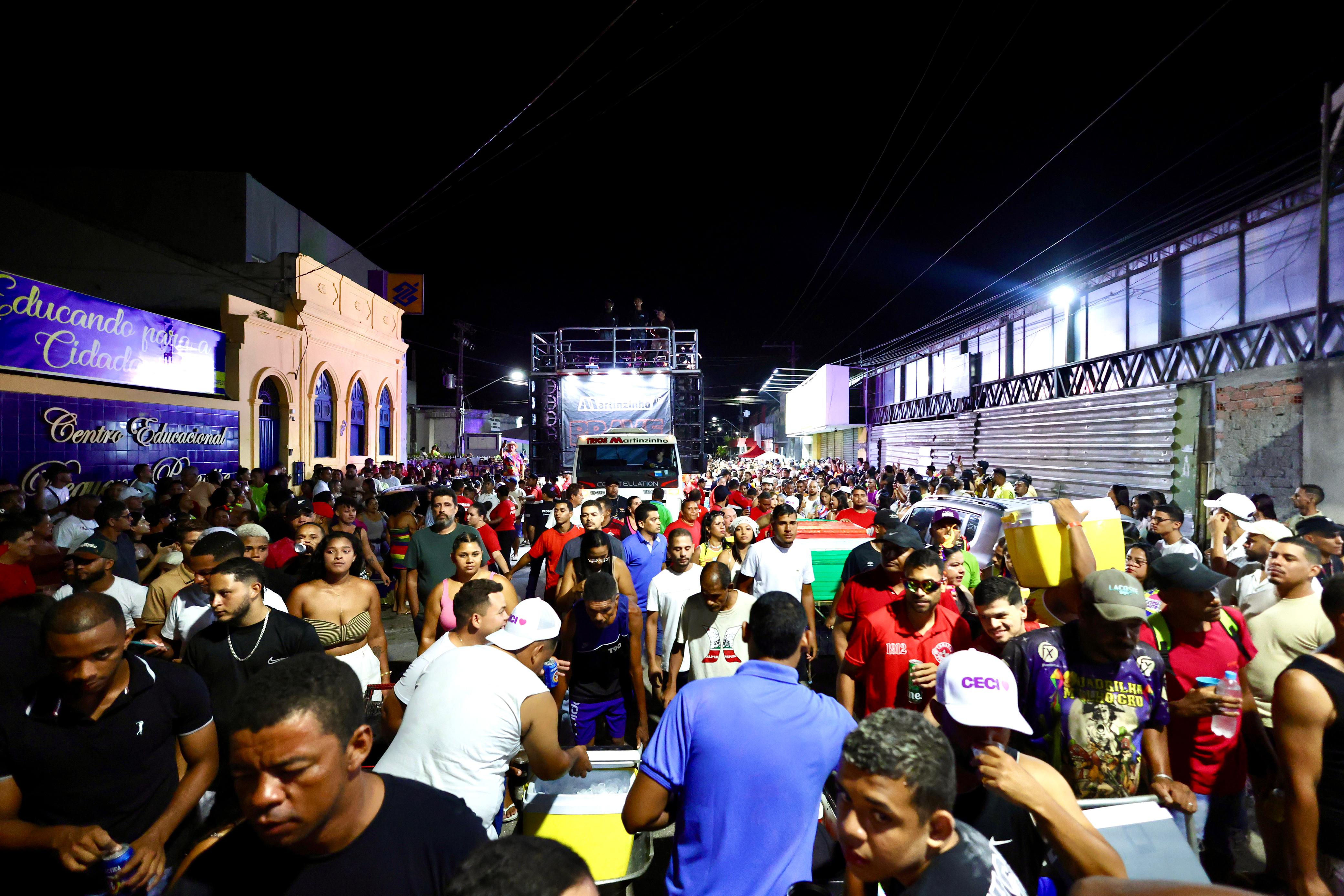 Grande Arrastão de Carnaval reúne foliões e movimenta Atalaia